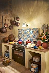 A kitchen or kitchenette at Corte della Maestà Antica Residenza