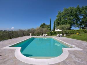 una piscina in mezzo a un cortile di Tranquil holiday home in Selci with swimming pool a Selci