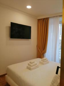 A television and/or entertainment centre at Hotel Cinquantatre