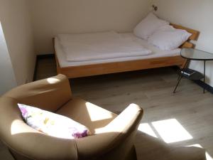 Kolping Hostel Trier im Warsberger Hof客房内的一张或多张床位