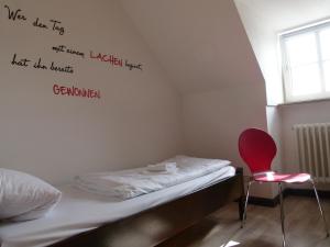 Kolping Hostel Trier im Warsberger Hof客房内的一张或多张床位