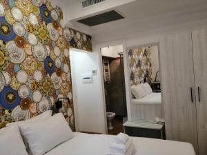 A bed or beds in a room at Hotel Cinquantatre