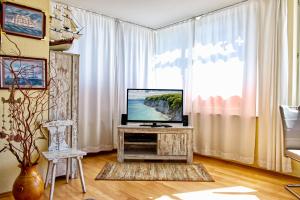 sala de estar con mesa y TV en Meerforelle 207 - Villa Seeblick en Sassnitz