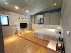 TV a/nebo společenská místnost v ubytování Sky Bird Garden B&B