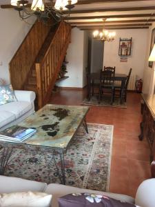 Posedenie v ubytovaní PRECIOSO CHALET JUNTO A POTES CON PISCINA-4 Hab,3 Baños