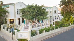 a row of white fences in front of a building at Montagu Country Hotel in Montagu