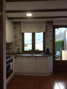 Kuchyňa alebo kuchynka v ubytovaní PRECIOSO CHALET JUNTO A POTES CON PISCINA-4 Hab,3 Baños