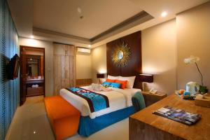 Habitación de hotel con cama y escritorio con en Destiny Boutique Hotel, en Seminyak 16 fotos más