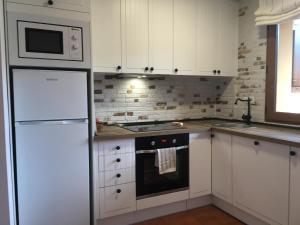 Kuchyňa alebo kuchynka v ubytovaní PRECIOSO CHALET JUNTO A POTES CON PISCINA-4 Hab,3 Baños
