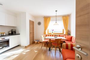 een keuken en een woonkamer met een tafel en een bank bij Apartment Sabrina in Santa Cristina in Val Gardena
