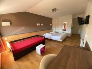 Un pat sau paturi într-o cameră la Hôtel Restaurant de l'Ecu