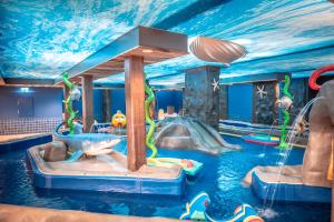 Bazén v ubytování Ferien- und Freizeitpark Weissenhäuser Strand nebo v jeho okolí