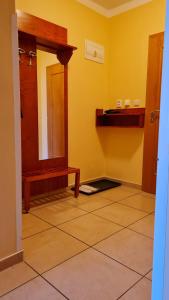 baño con espejo y banco en una habitación en Wellness Hotel La Passionaria en Mariánské Lázně