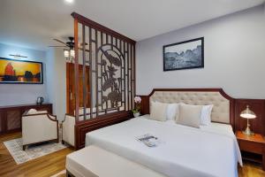 Una cama o camas en una habitación de Happy Life Grand Hotel & Rooftop Skybar