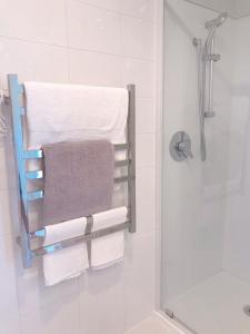 Bilik mandi di Bright Eden Park two bed townhouse private parking