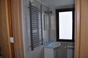 a small bathroom with a sink and a window at Pod limbą in Jurgów