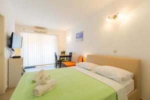 1 dormitorio con 1 cama con 2 toallas en Apartments Mandy, en Dubrovnik