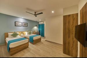 Un pat sau paturi într-o cameră la Regenta INN Grand Koramangala by Royal Orchid Hotels