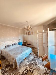 Un dormitorio con una cama y una mesa y sillas. en La Bouchère 33, en Meuzac