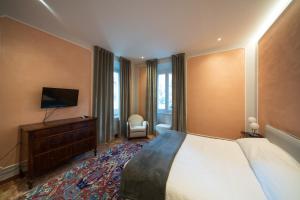 um quarto de hotel com uma cama grande e uma televisão em Residence Sferisterio em Macerata