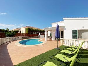 una villa con piscina in un cortile di Villa Vergara a Cala'n Porter