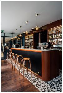 un bar con una fila di sedie allineate di Hotel André Latin a Parigi