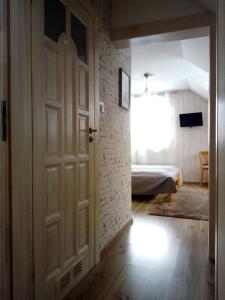 una porta aperta in una stanza con una camera da letto di Roztoczański Dworek a Zamość