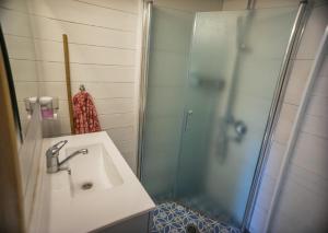 普罗旺斯山谷山林小屋的一间浴室