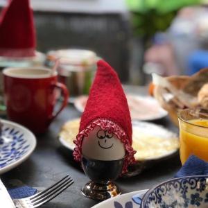 um chapéu de gnomo vermelho sentado em cima de uma mesa em Hotel Hanzestadslogement De Leeuw in het centrum, Snoepwinkel, Hanzemuseum, Koffieschenkerij met Binnenplaats, Kamers met keukentje en Ontbijtservice em Deventer
