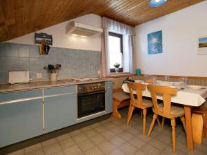 Cuisine ou kitchenette dans l'établissement Restful Holiday Home near Ski Lift in Petersthal