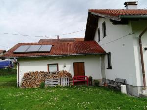 ein Haus mit einem Stapel Feuerholz davor in der Unterkunft Restful Holiday Home near Ski Lift in Petersthal in Oy-Mittelberg