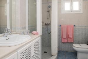 La salle de bains est pourvue d'un lavabo, d'une douche et de toilettes. dans l'établissement Kallao Apartment, à Puerto del Carmen