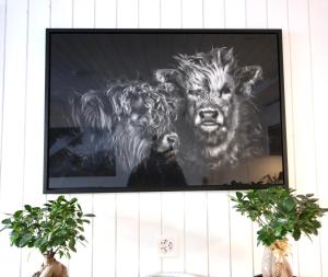 una foto de un león en una pantalla de televisión en ALP APARTMENTS centre location with traditional design and self check-in, en Engelberg