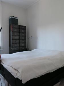 En eller flere senge i et værelse på ApartmentInCopenhagen Apartment 1280