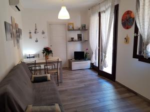 een woonkamer met een bank en een tafel bij Sea Lovers Italy Apartment in Porto Recanati