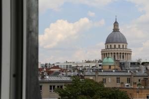 Vista generica su Parigi o vista sulla città dall'interno dell'hotel