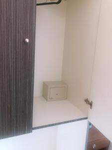 a box sitting on a shelf next to a door at NEW FAMILY INN in Pero +39 photos