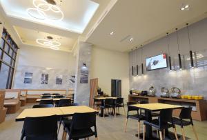 a restaurant with tables and chairs and a counter at KET Hotel in Yuli