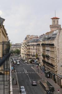 uma vista para uma rua da cidade com carros e edifícios em Hotel André Latin em Paris