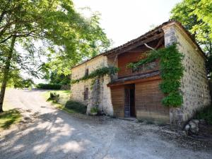 una antigua casa de piedra al costado de una carretera en Castle Retreat near Villages, en Saint-Caprais-de-Lerm 31 fotos más
