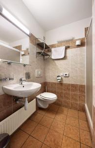 Koupelna v ubytování Hotel Golden City Garni