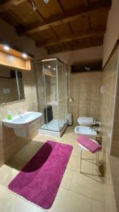 un bagno con due lavandini e una doccia in vetro di Antica Cascina B&B a Borghetto Lodigiano