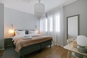 Rúm í herbergi á Turinge Hotel