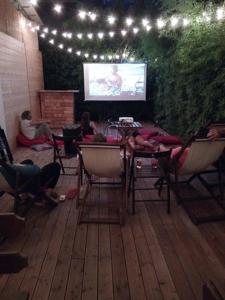 TV a/nebo společenská místnost v ubytování Sunflower Beach Backpacker Hostel & Bar