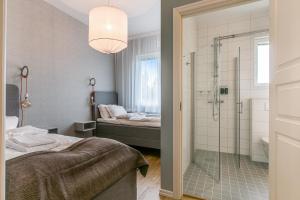 Rúm í herbergi á Turinge Hotel