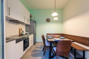 Kuchyňa alebo kuchynka v ubytovaní Upscale Modern Escape in the Historic Center