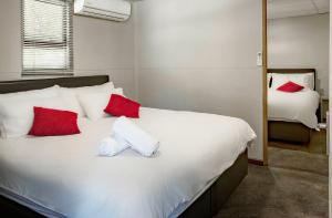 Кровать или кровати в номере Orange River Rafting Lodge
