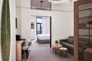 Posedenie v ubytovaní NLH MONASTIRAKI - Neighborhood Lifestyle Hotels + 37 fotografií