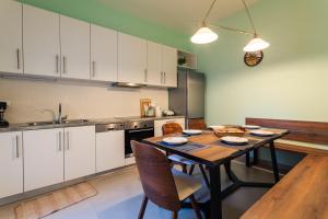 Kuchyňa alebo kuchynka v ubytovaní Upscale Modern Escape in the Historic Center + 21 fotografií