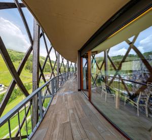 een uitzicht vanaf het balkon van een gebouw met glazen deuren bij Falkensteiner Residences edelweiss in Katschberghöhe